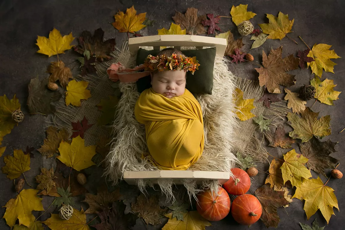 Осеннняя фотосессия новорожденного