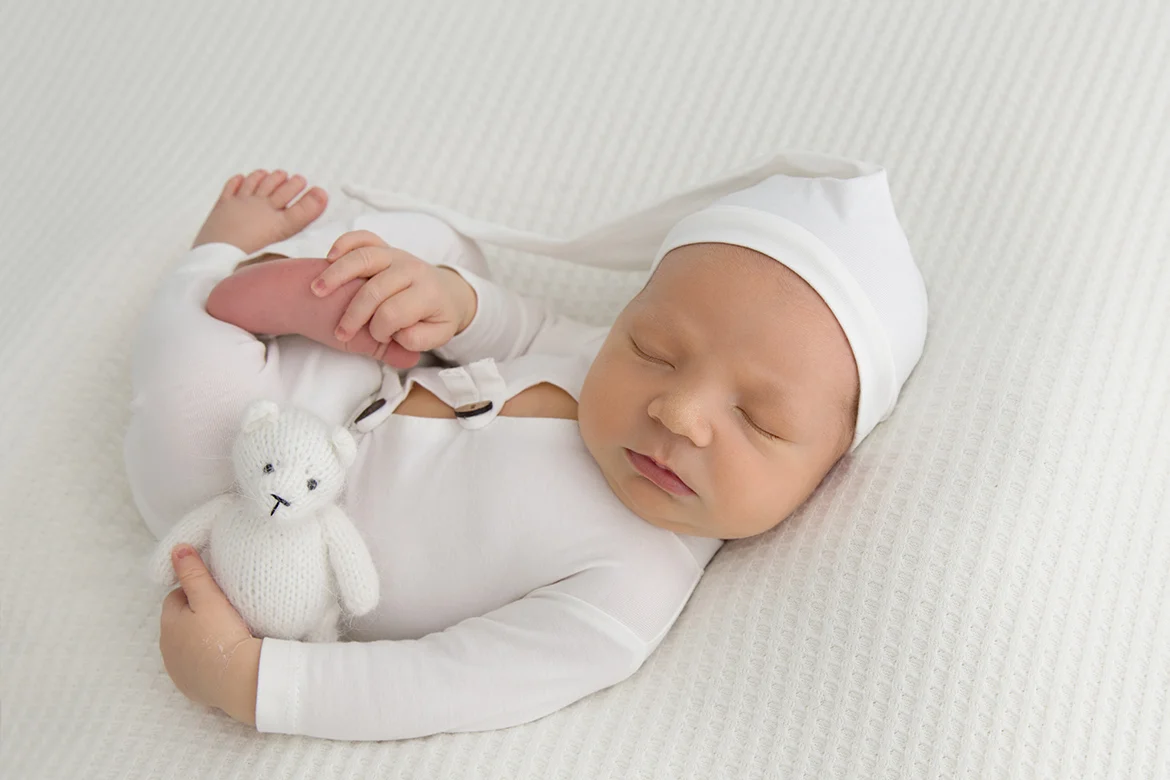 Немовля - фотосесесія в білому